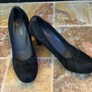 Donald Pliner black pumps